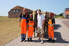 Kai Pflaume mit Mitarbeitern der Müllabfuhr auf Baltrum