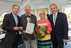 Reinhard Bildhauer mit Frau neben Harm-Uwe Weber und Friedrich Völler